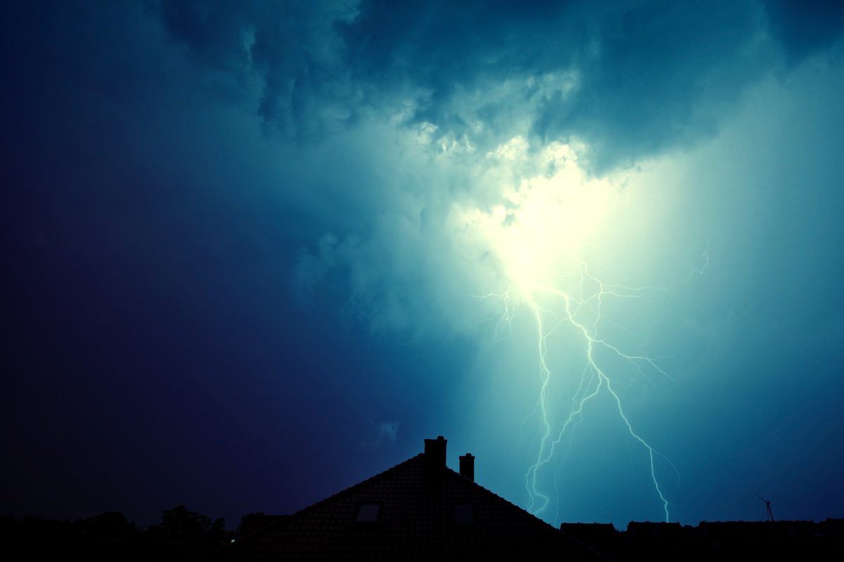 Przepięcie a uderzenie pioruna w ubezpieczeniach domów i mieszkań